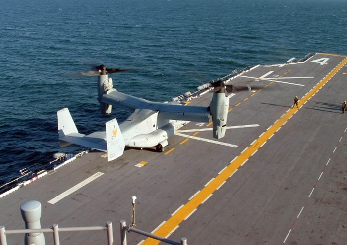 Trực thăng chở lính thủy đánh bộ Mỹ MV-22 Osprey trên boong chiến hạm đổ bộ USS Nassau (LHA 4)